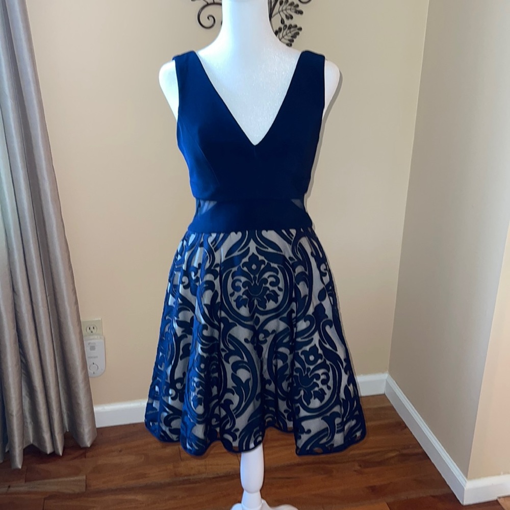 Xscape Size 4 beautiful cocktail dress for a wedding proms parties